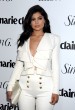 Kylie Jenner con chaqueta blanca de volantes y pantalones blancos de tiro alto