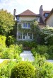 Casa tpica britnica rodeada por plantas