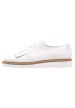 Zapato de vestir blanco con cordones y flecos, de Zign va Zalando.