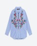 Camisa de rayas bordada con flores, de Zara, 29,95 euros.