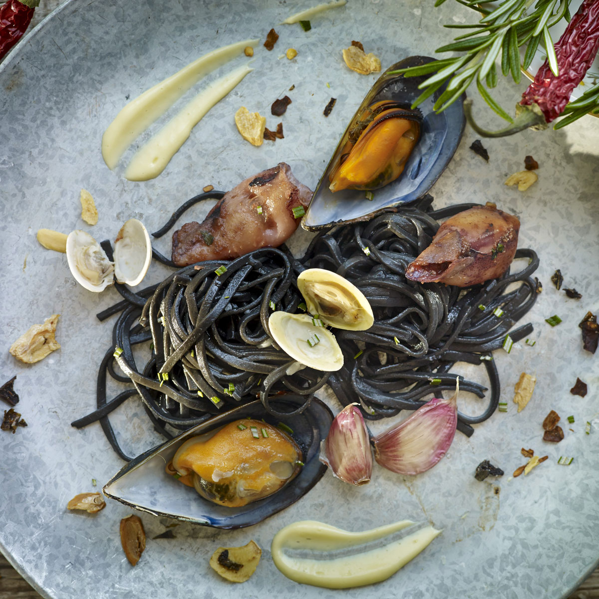 Linguini negro con frutos del mar
