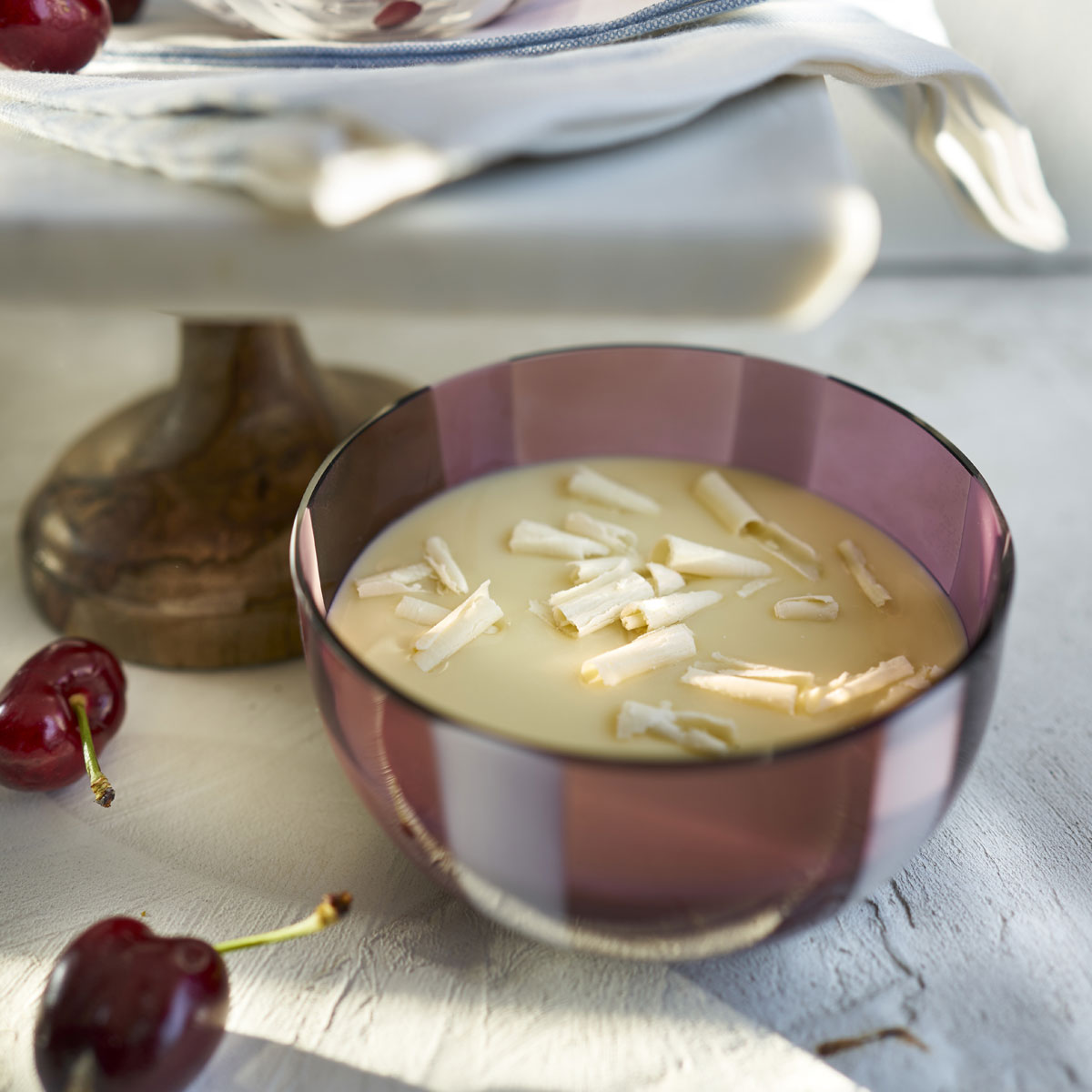 Sopa de chocolate blanco y limoncello con cerezas