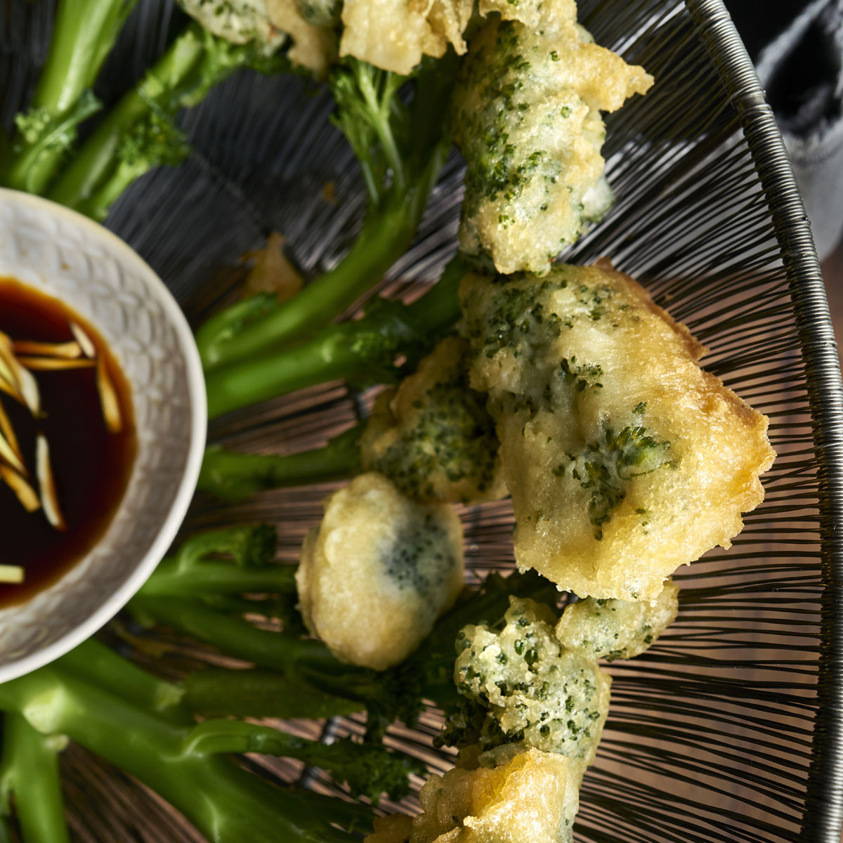 Bimi en tempura con salsa teriyaki