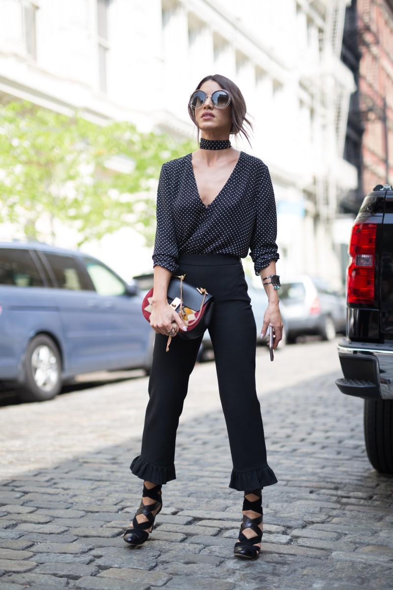 La bloguera Camila Coelho luce un sofisticado street style de blusa y...