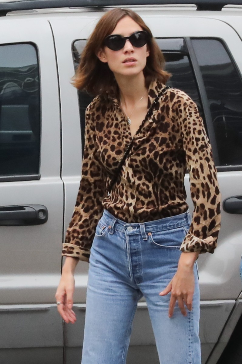 La chica it recupera la camisa de leopardo y la combina con jeans...