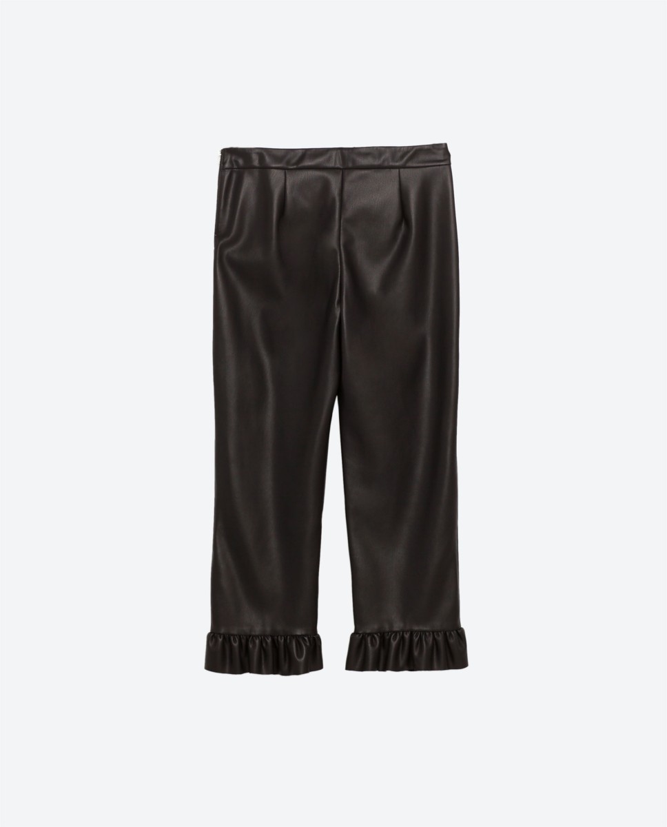 Pantalones con brillo y volantes en el bajo. De Zara, 39,95 euros.