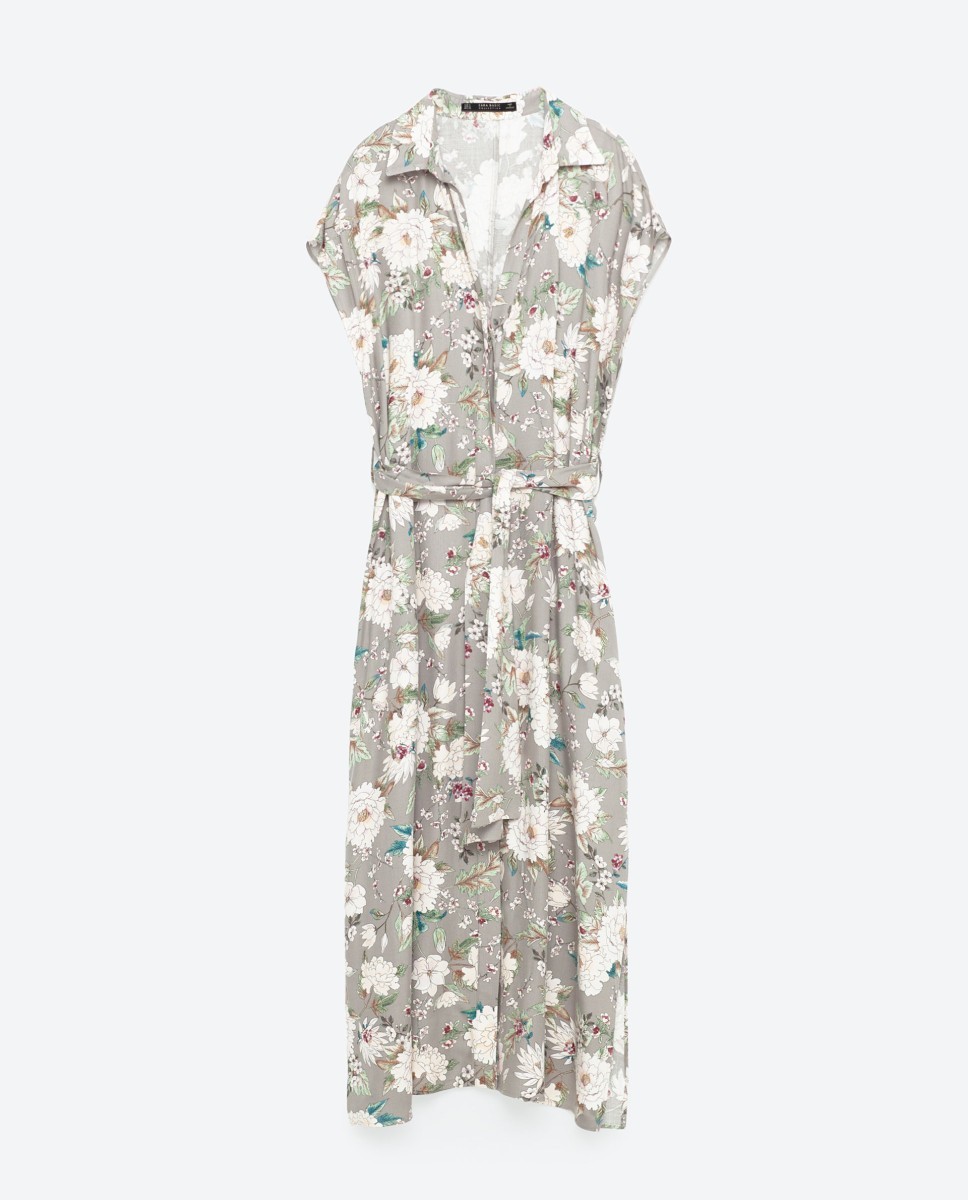 Vestido largo con etampado floral. De Zara, 29,95 euros.
