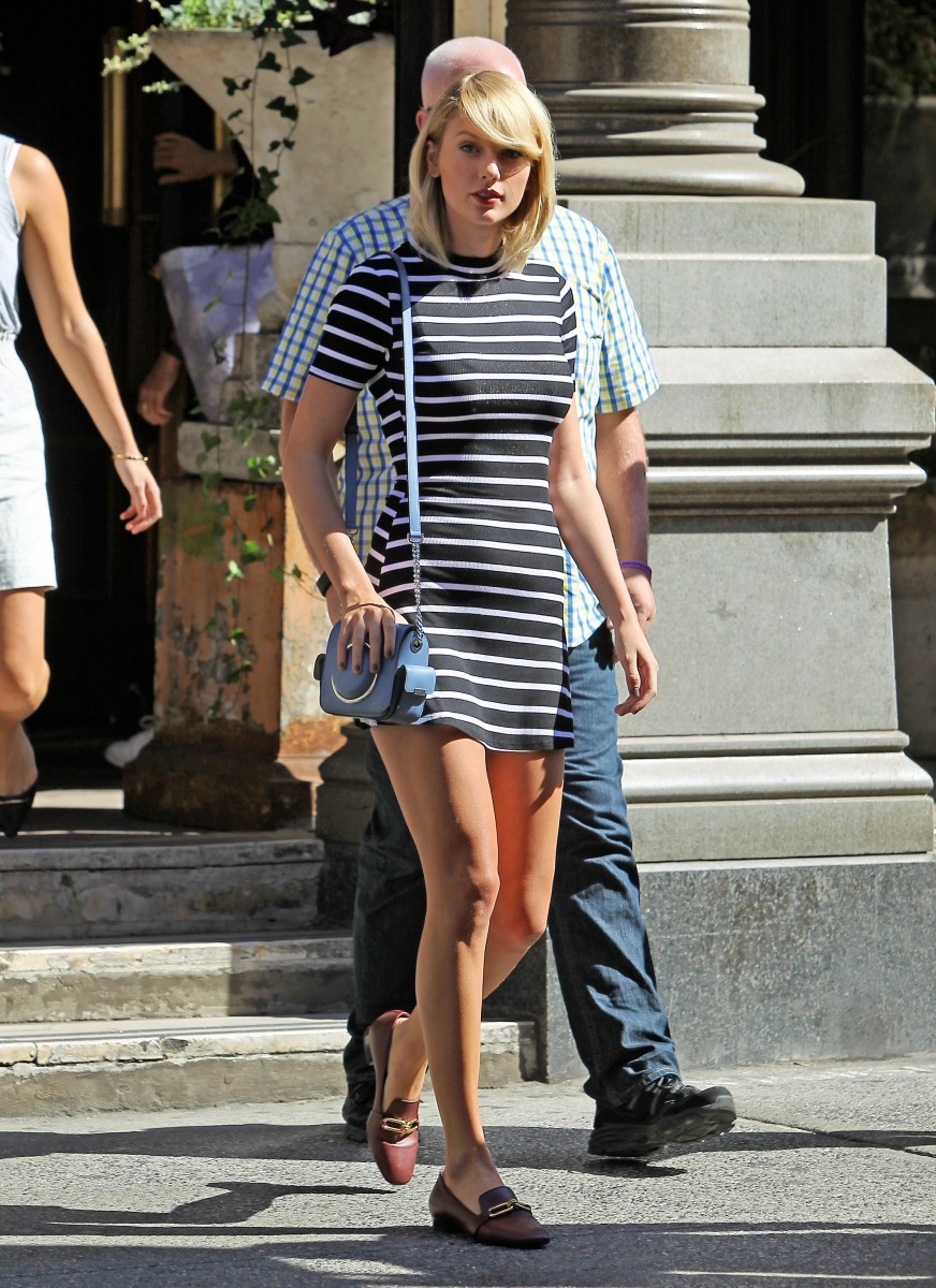 Taylor Swift luce un sencillo look de vestido de cuello alto y rayas.