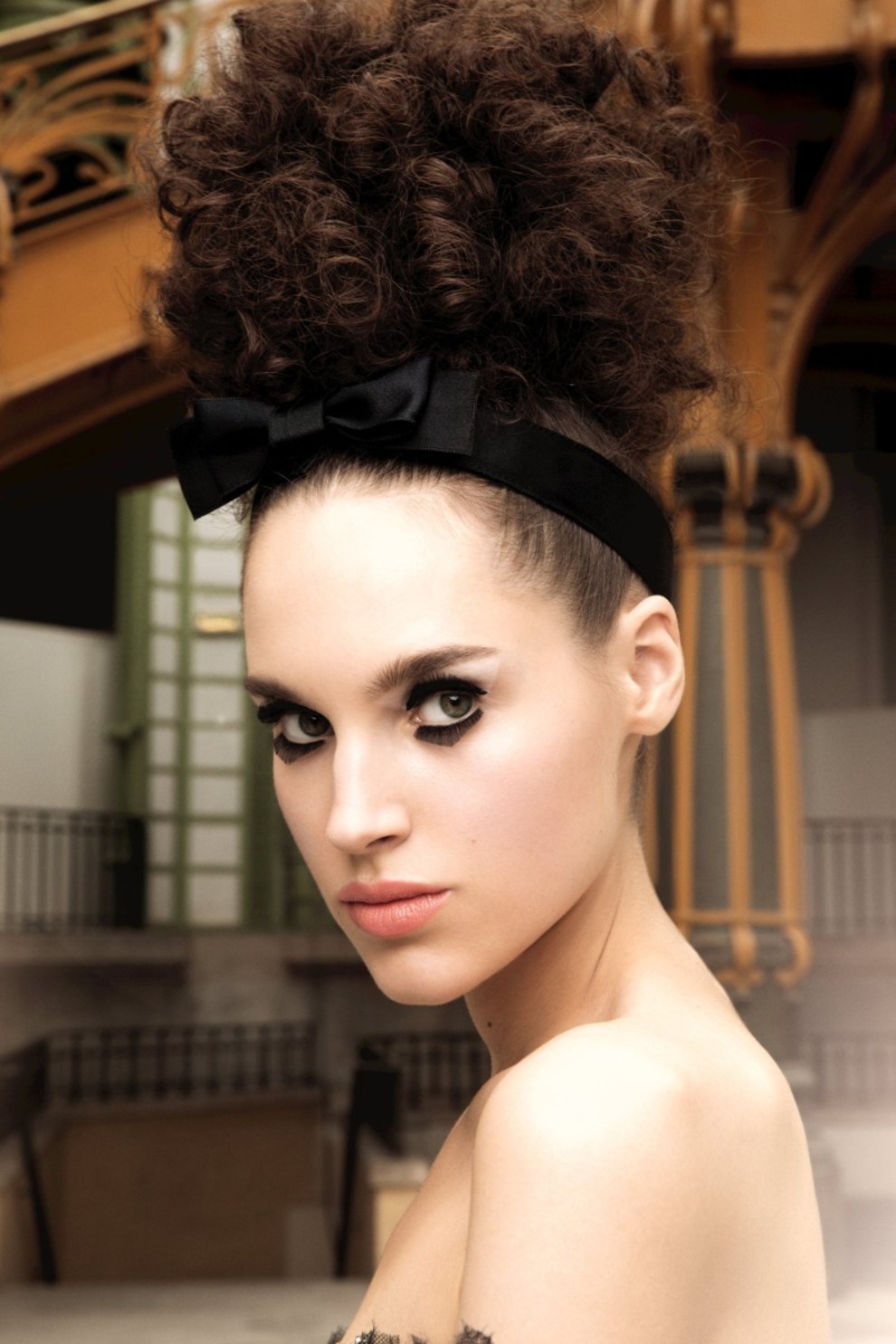 La modelo lleva maquillaje de la colección 2016 de Chanel.