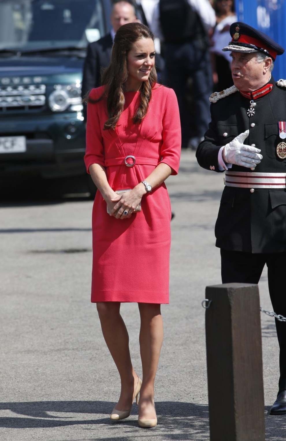 Kate Middleton de visita al colegio Blessed Sacrament con vestido...