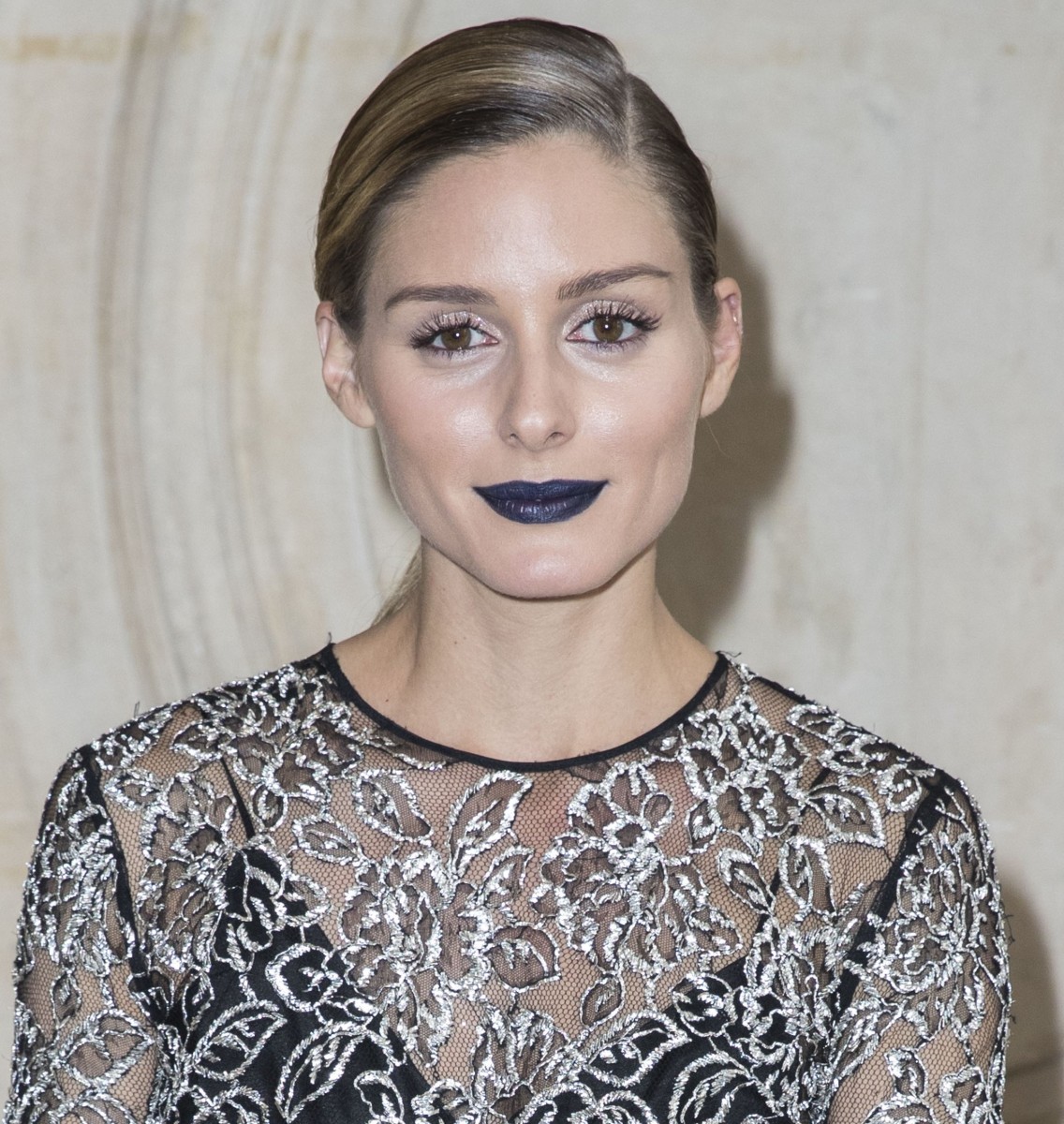 Olivia Palermo luciendo el nuevo navy blue lip en el desfile de Dior...