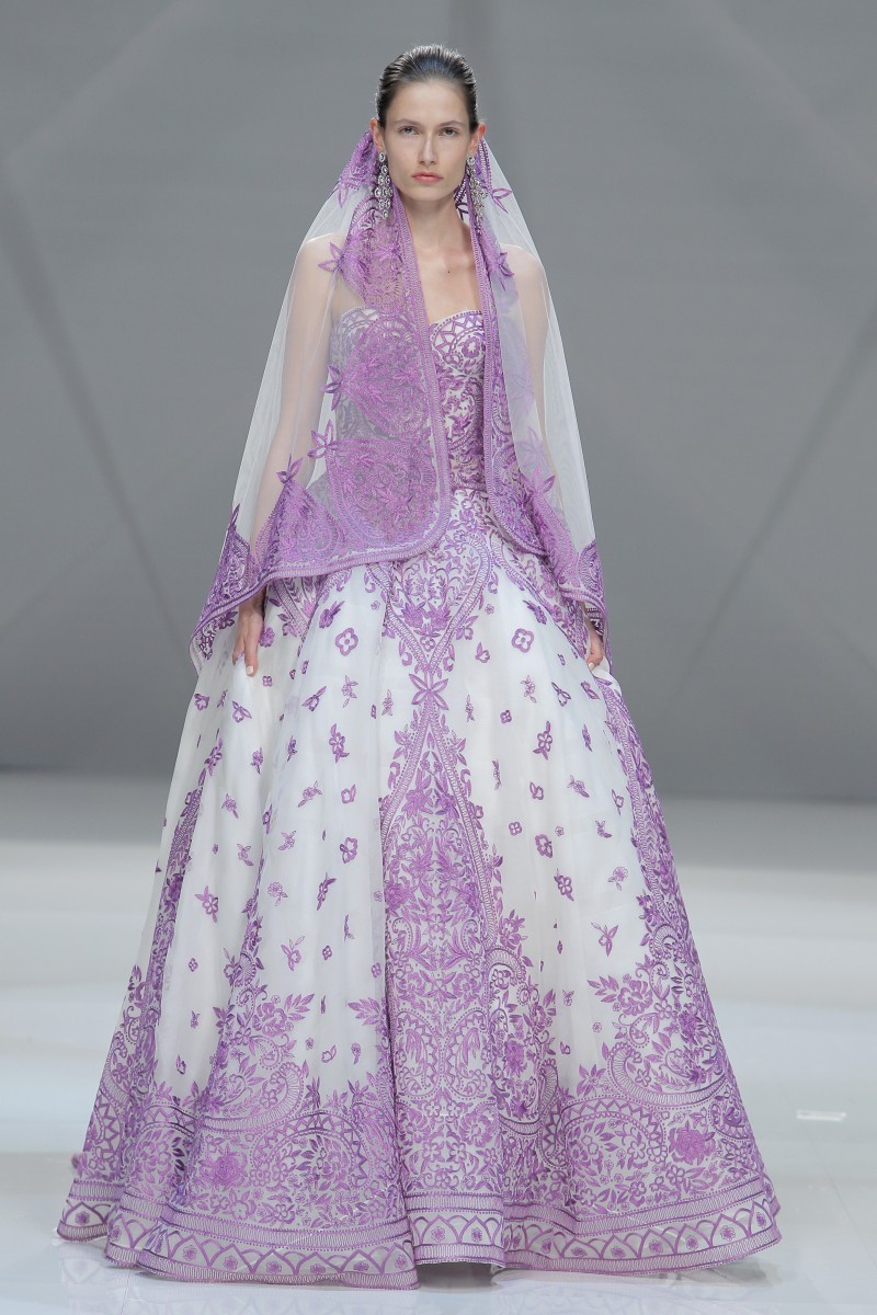 La elegancia del vestido violeta