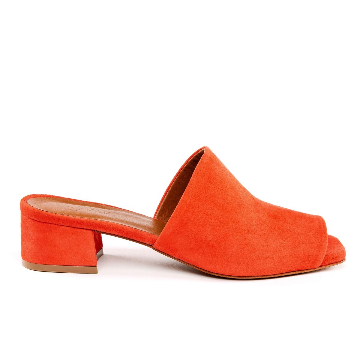 Mules en color naranja de By Far Shoes. 248 euros.