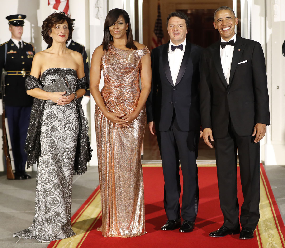 Barack y Michelle Obama acompañados del primer ministro italiano y su...