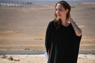 Angelina Jolie para acoger a refugiados sirios en Jordania.