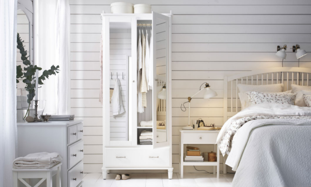 Dormitorio compuesto por muebles y productos de Ikea.