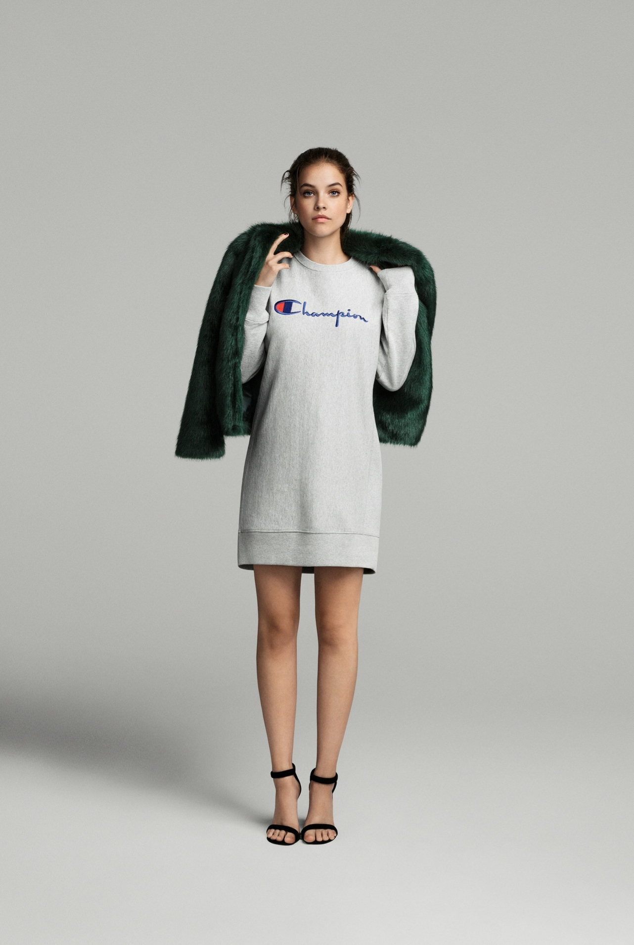 La modelo Barbara Palvin para la nueva campaña de Amazon Moda...