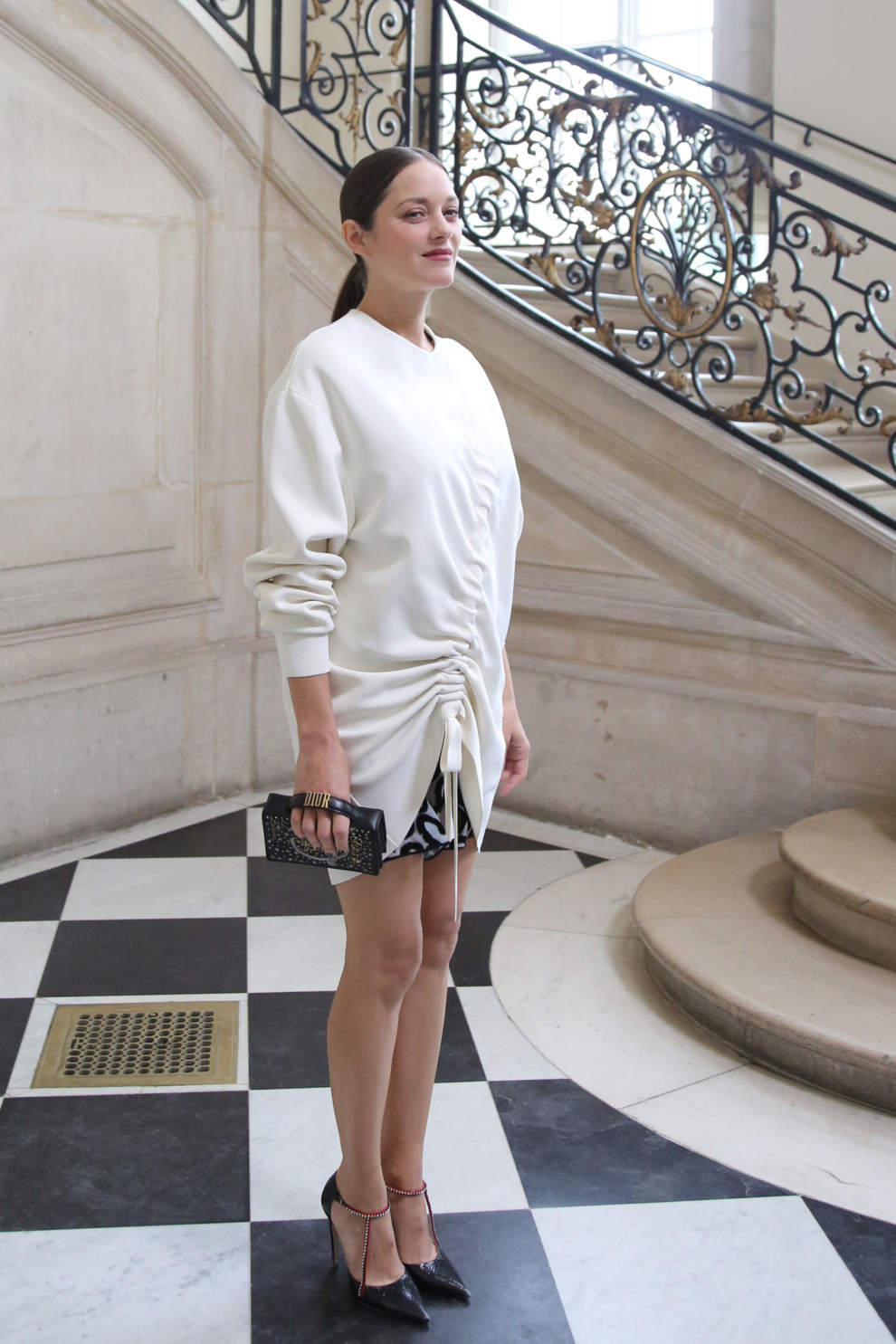 La actriz eligi un vestido blanco de Dior con frunces en la falda,...