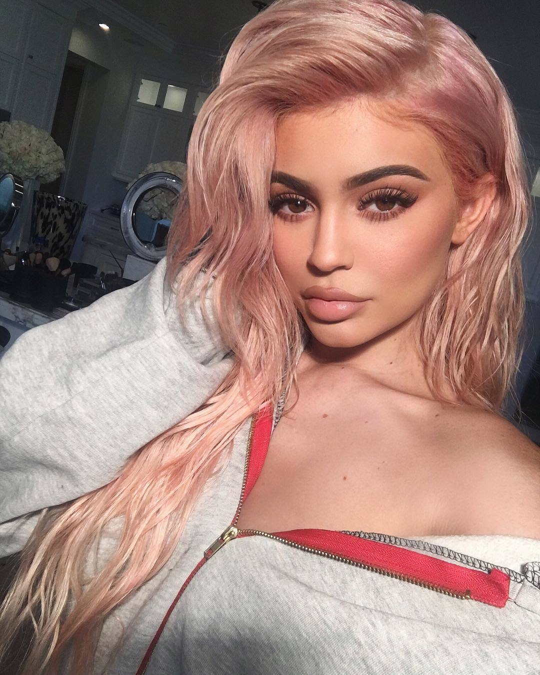 Kylie Jenner con el pelo rosa.