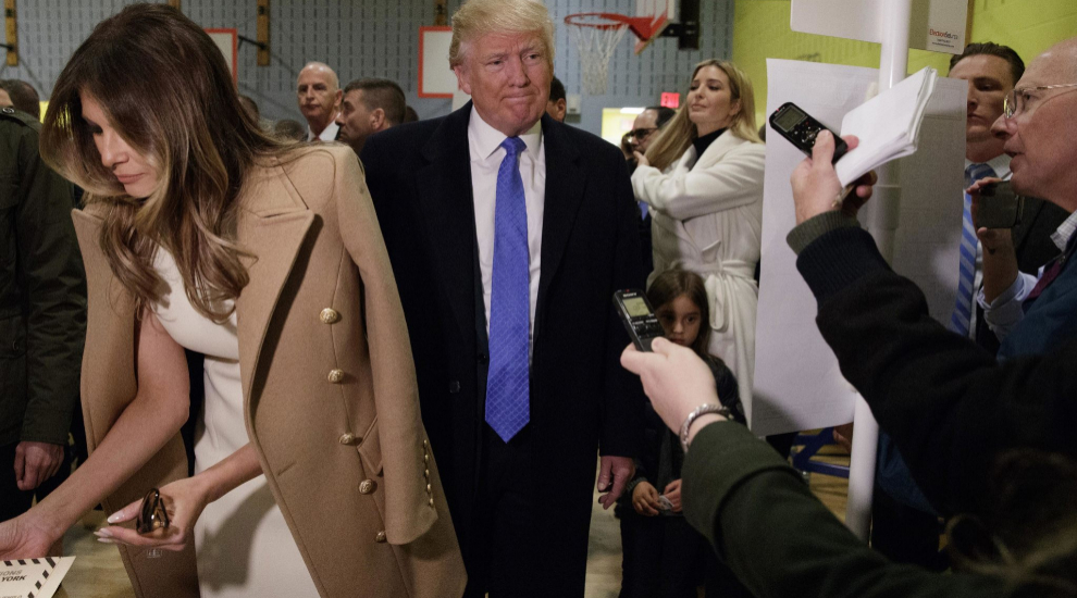 Melania Trump votando junto a su marido, enfundada en un abrigo de...