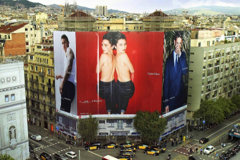 Bella Hadid cubre las paredes de Barcelona