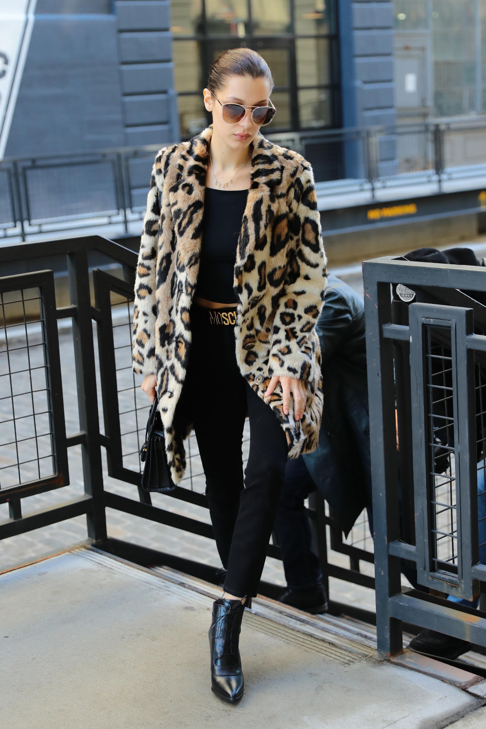 Bella Hadid inspiran hoy nuestro <em>look</em> del día con su abrigo...