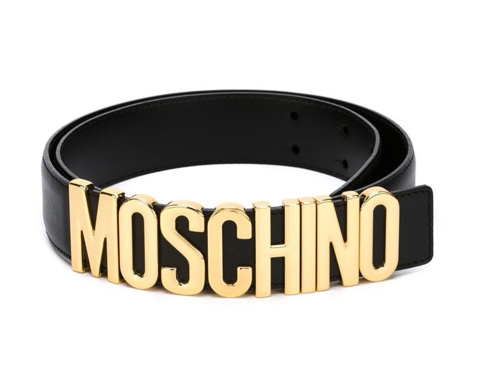 Cinturón con placa del logo de Moschino, vía Farfetch (c.p.v.).