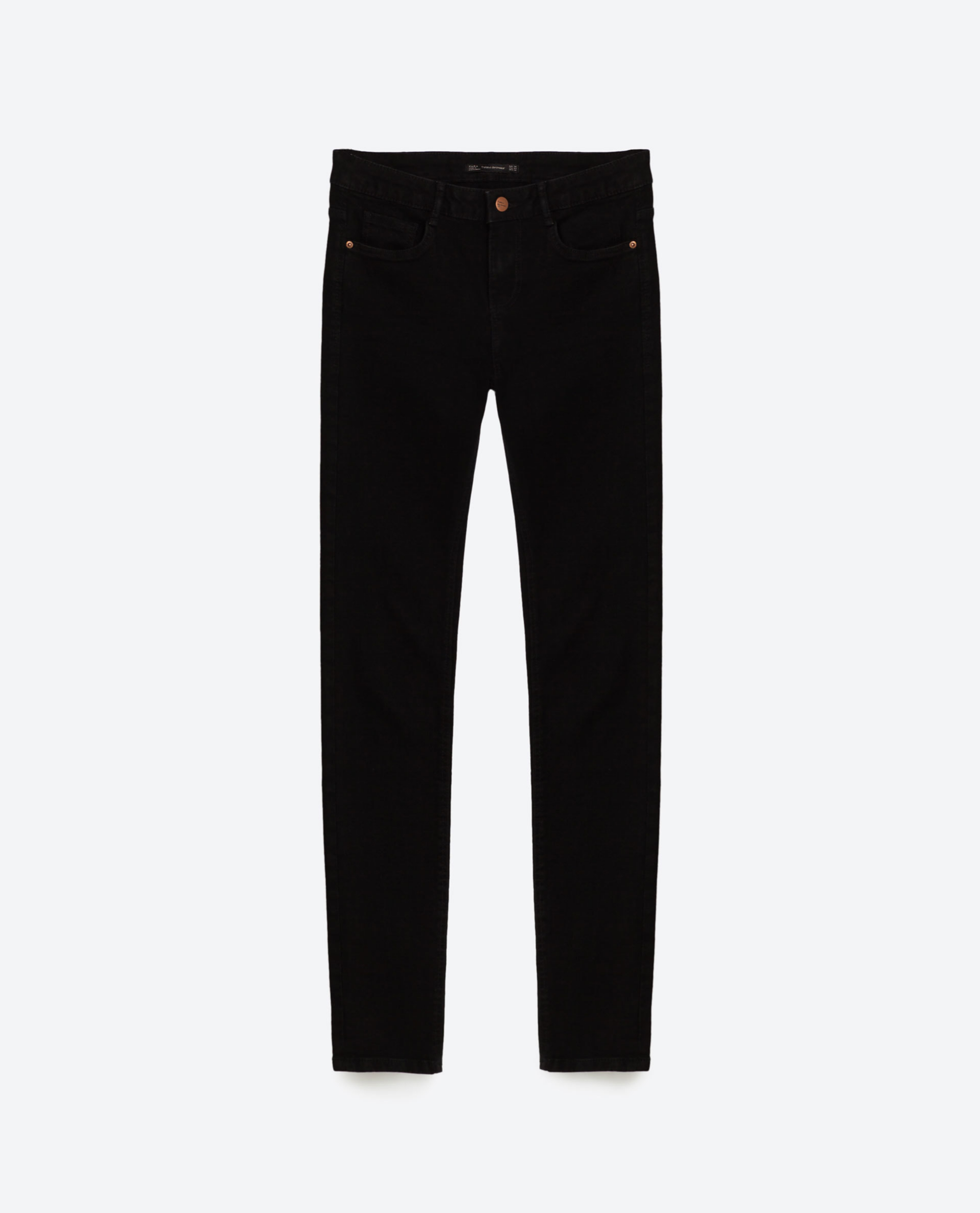 Pantalones negros. De Zara, 19,95 euros.