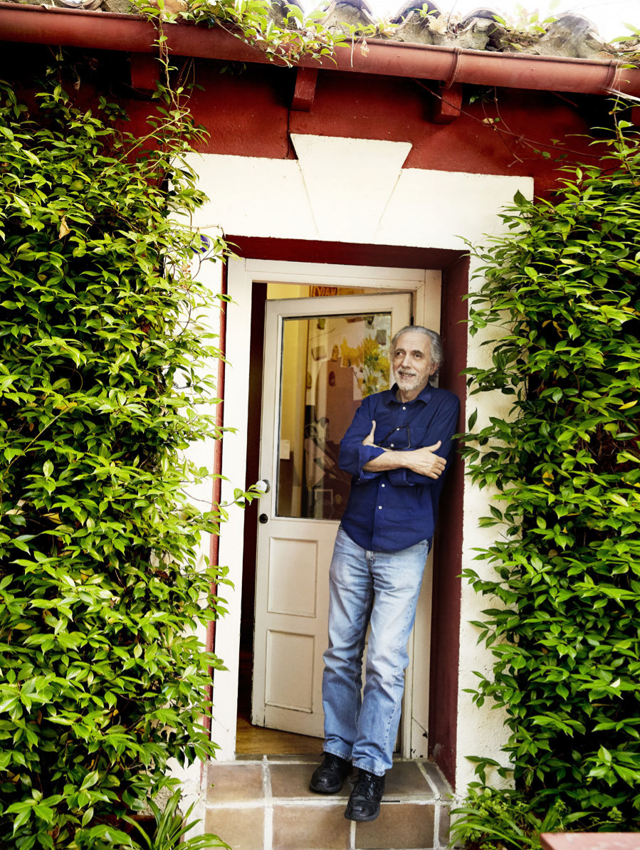 Fernando Trueba en la puerta de su casa.