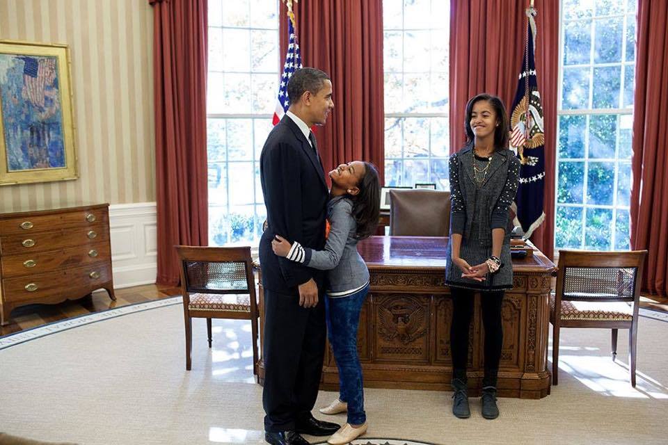 Barack Obama con sus hijas Malia y Sasha en el despacho presidencial.