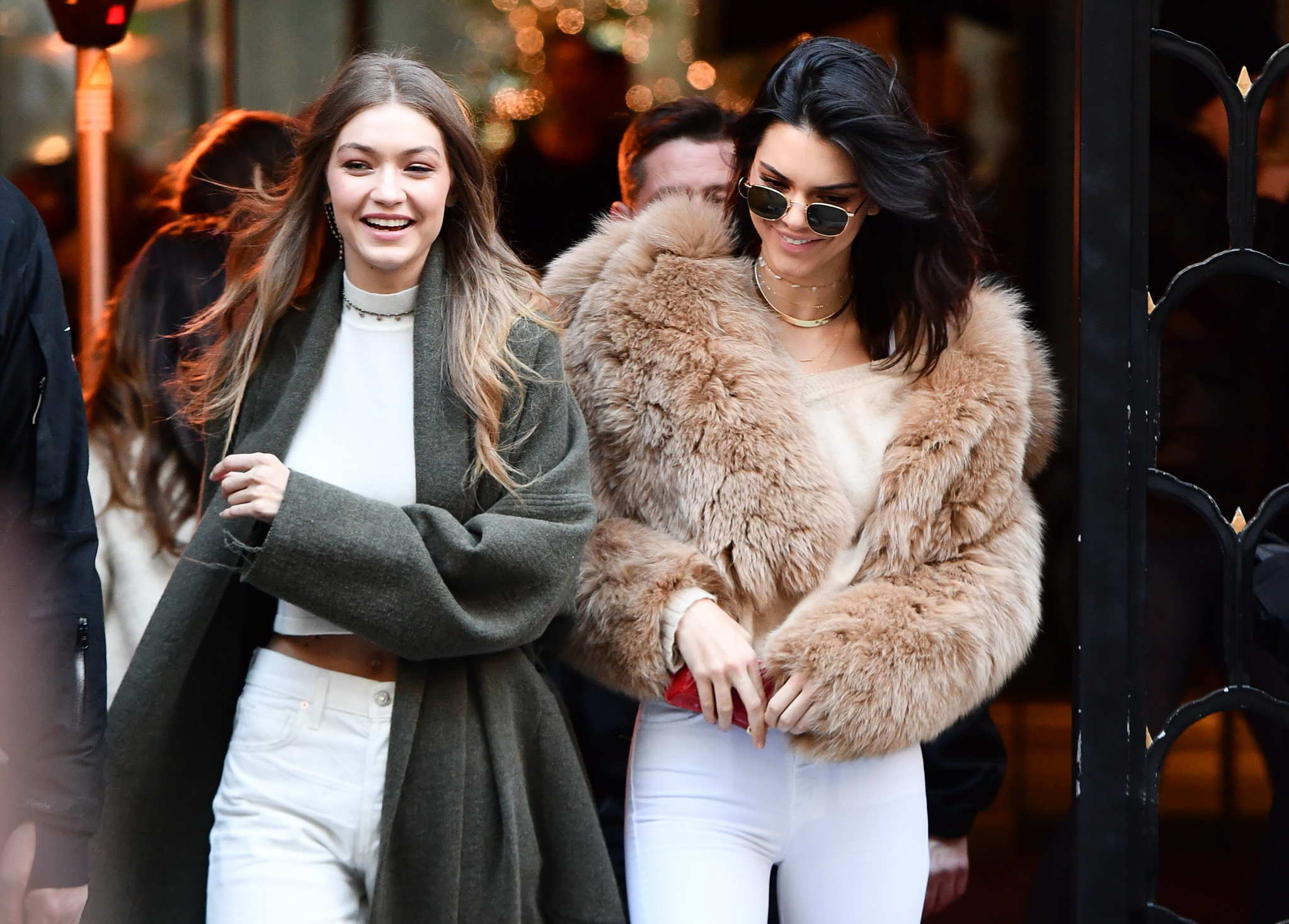 Gigi Hadid y Kendall Jenner apuestan por los pantalones blancos...