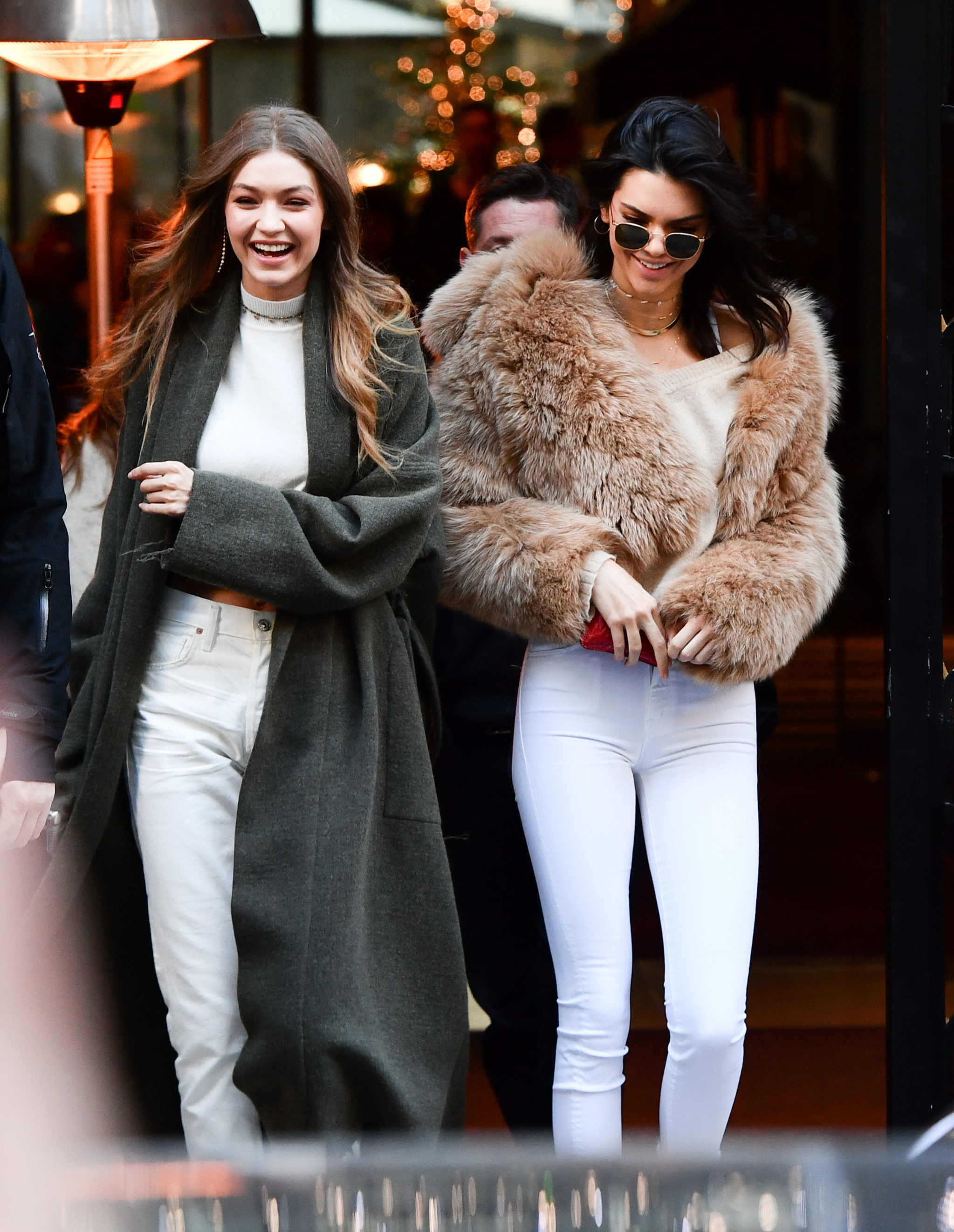 Kendall Jenner y Gigi Hadid nos enseñan a lucir dos <em>looks</em> en...
