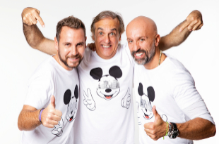 Los diseadores Alvarno junto a Paco Arango con las camisetas que han...