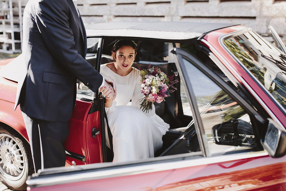 La novia llegó a la ceremonia en un BMW clásico restaurado de color...