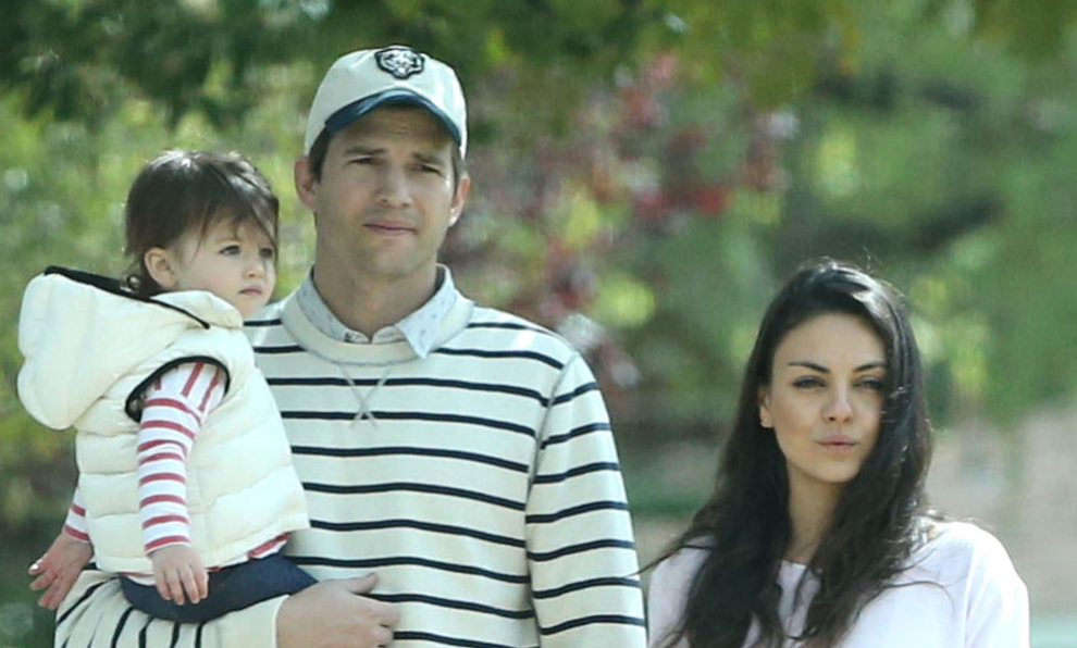 Mila Kunis y Ashton Kutcher con su hija Wyatt.