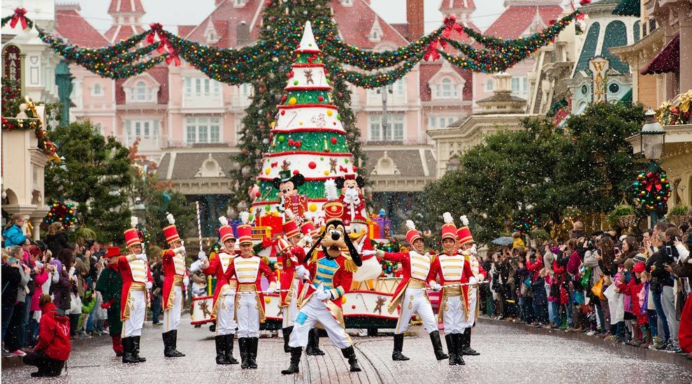 Cabalgata de Navidad de Disneyland Pars con ms de 40 artistas y 20...