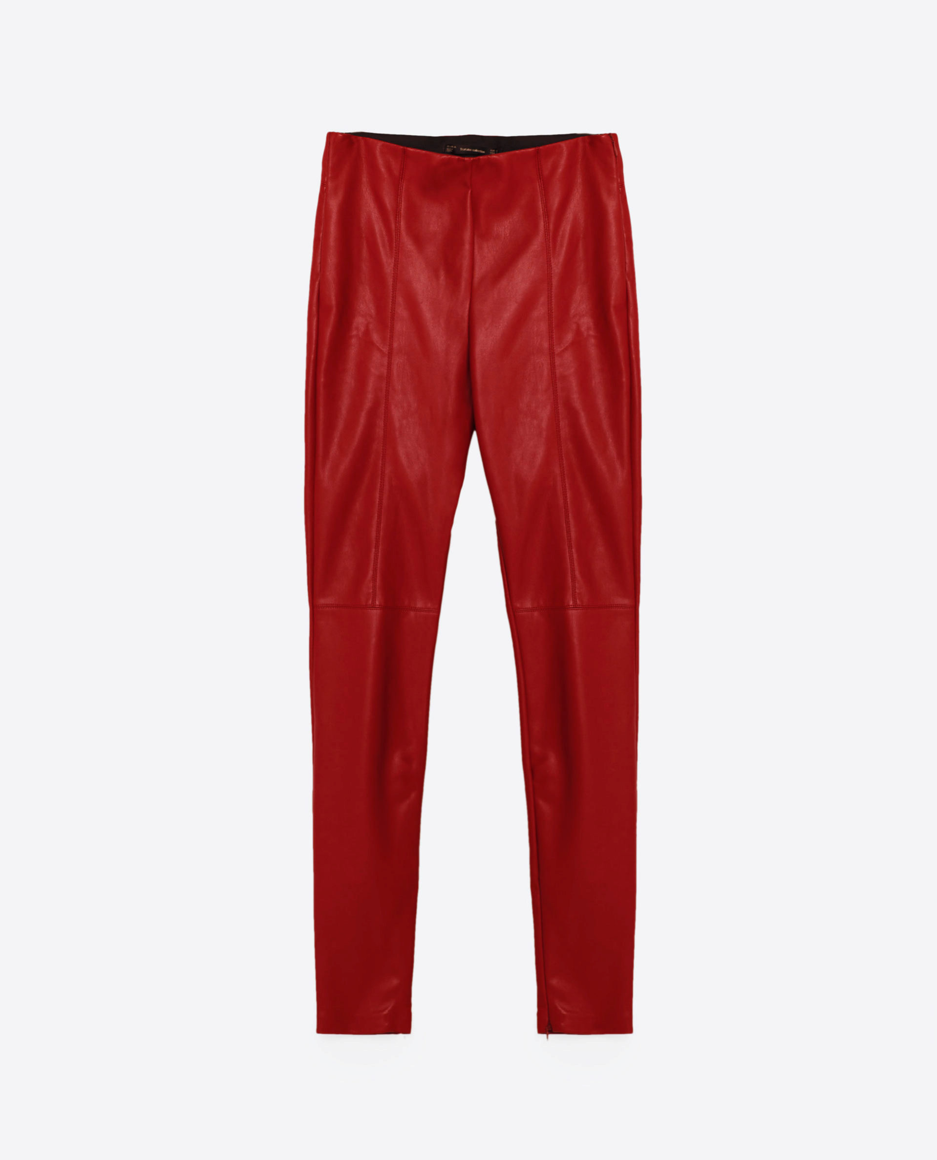 Legging de cuero rojo. De Zara, 19,95 euros.