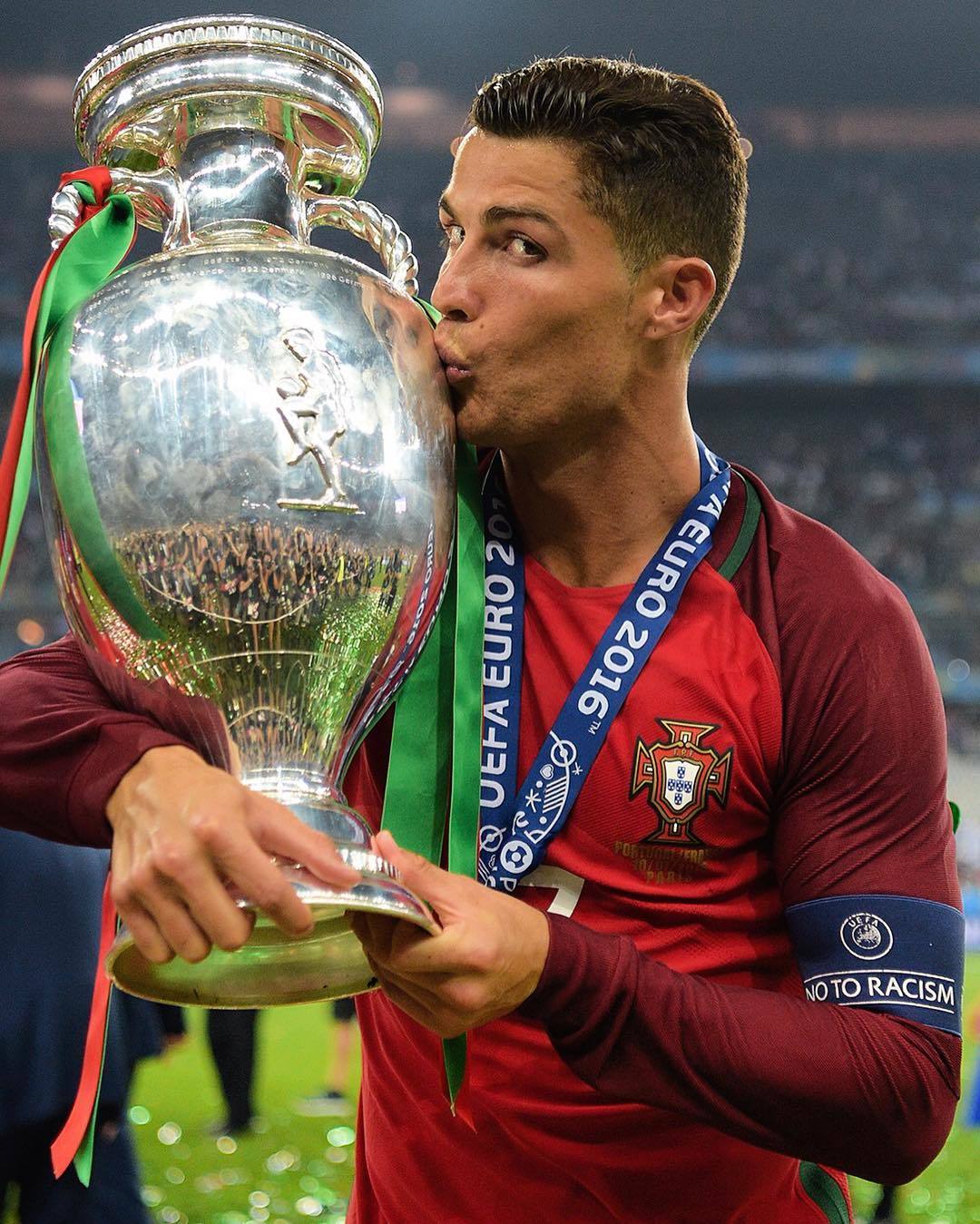 La foto del jugador besando la Copa de Europa es la primera...