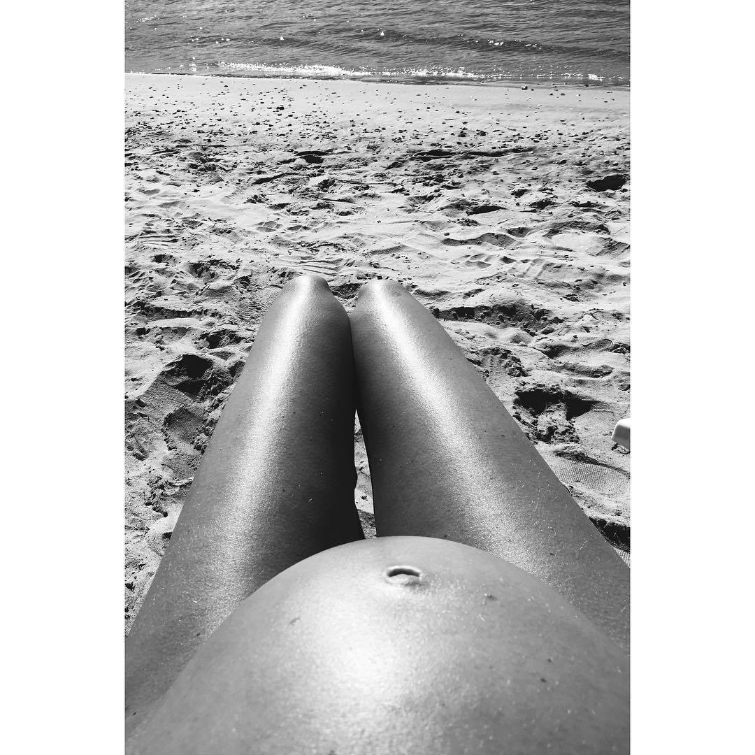 Presumiendo de sus das de embarazo y disfrutando de la playa.