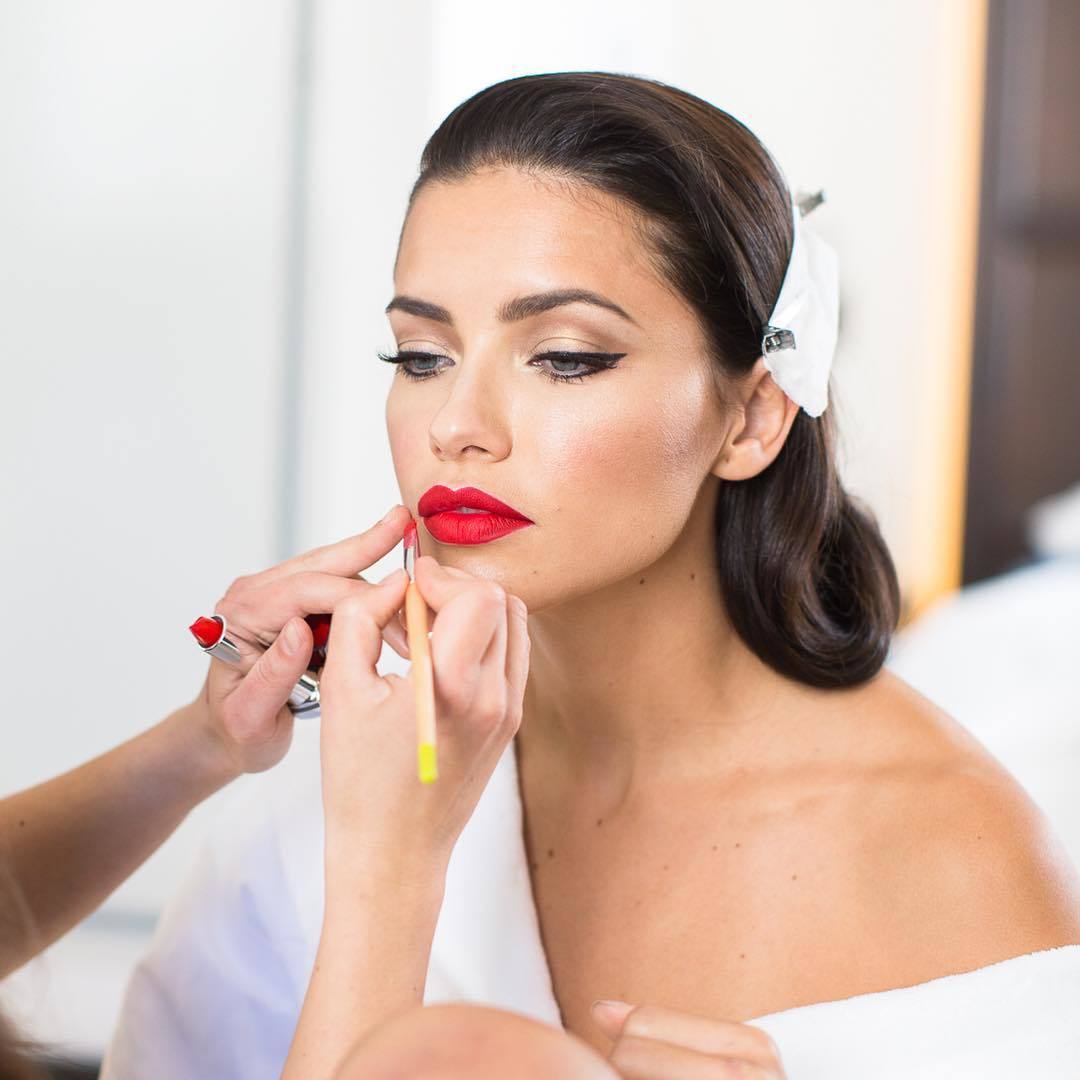 Adriana Lima apuesta por un maquillaje clásico, elegante e impecable.