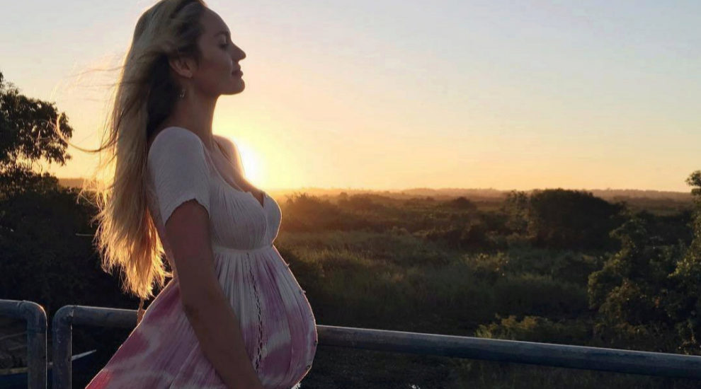 Candice Swanepoel presumiendo de embarazo en las redes
