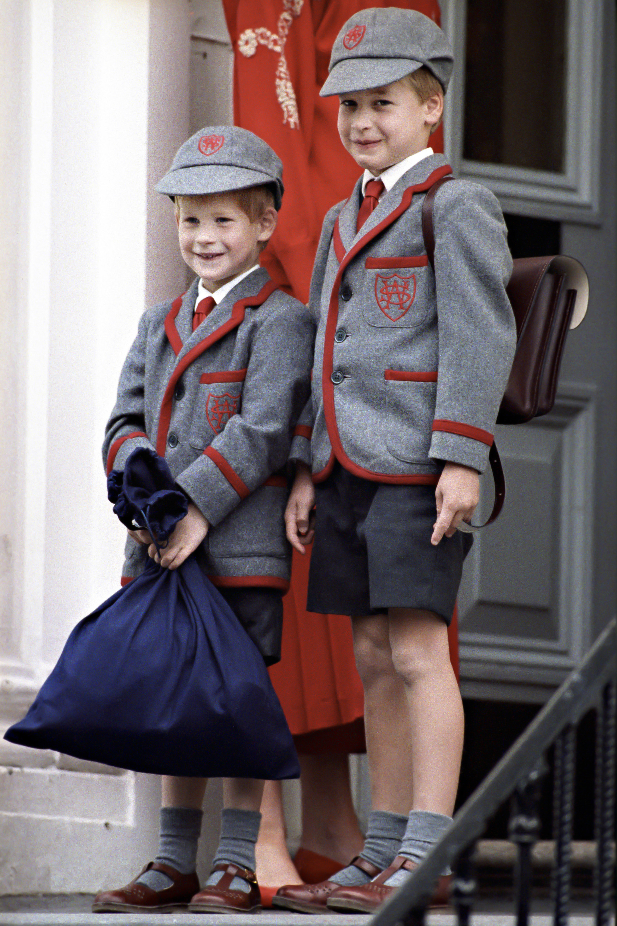 Guillermo y Enrique de Inglaterra en  las puertas del colegio...