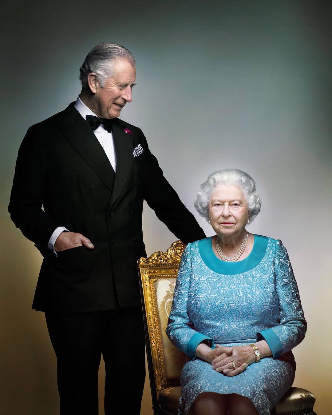 Isabel II y el Prncipe de Gales en un retrato oficial difundido por...