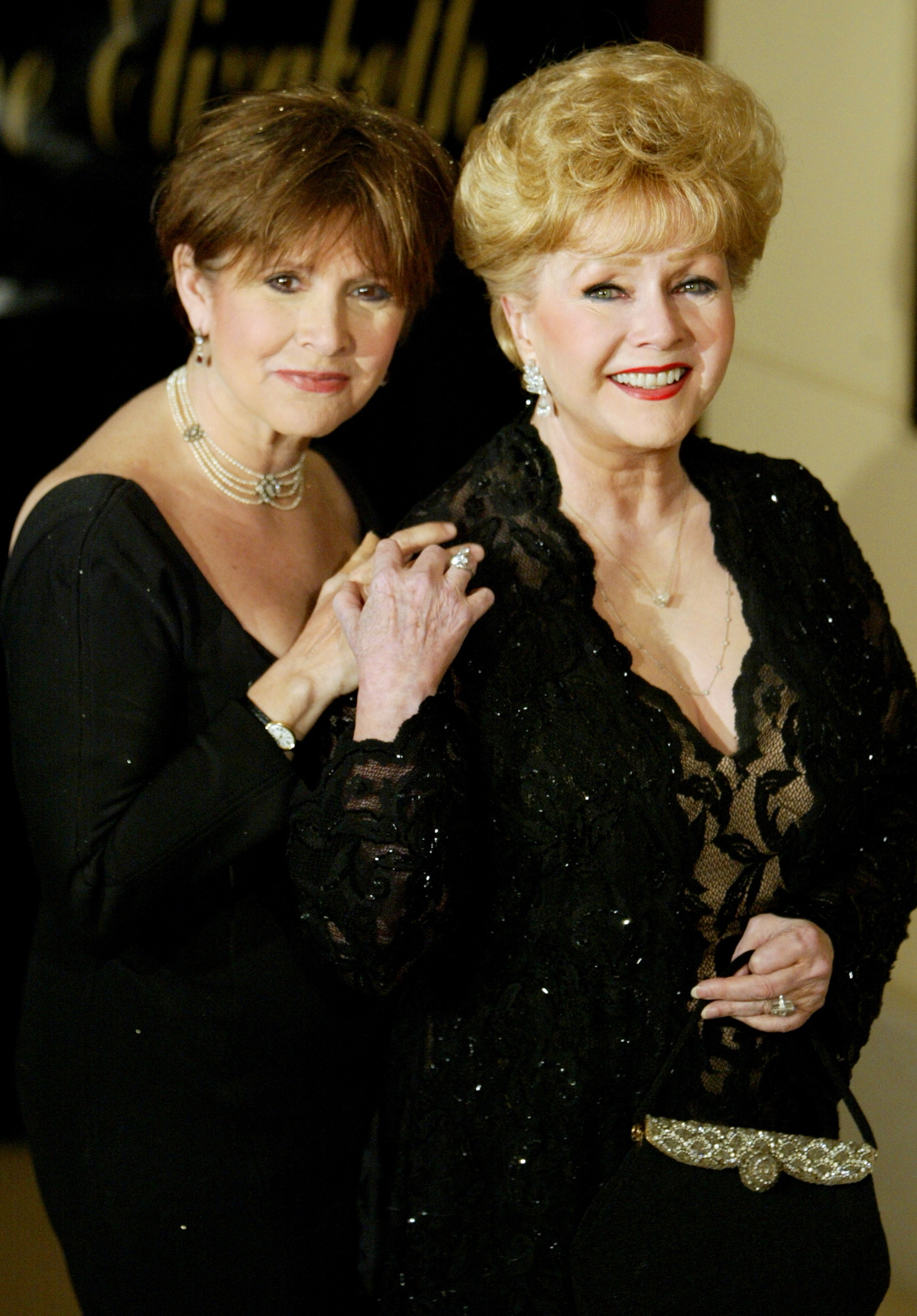 Debbie Reynolds y su hija Carrie Fisher, celebrando el cumpleaos de...