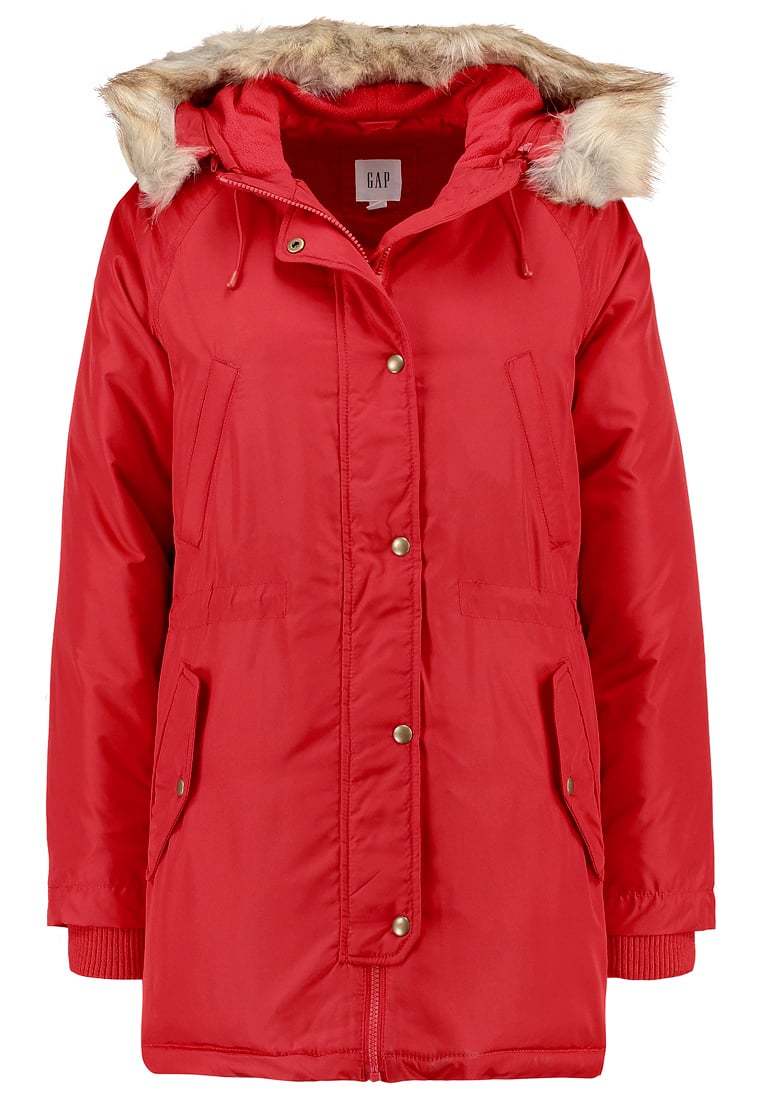 Abrigo rojo con capucha de GAP va Zalando. 119,95 euros.