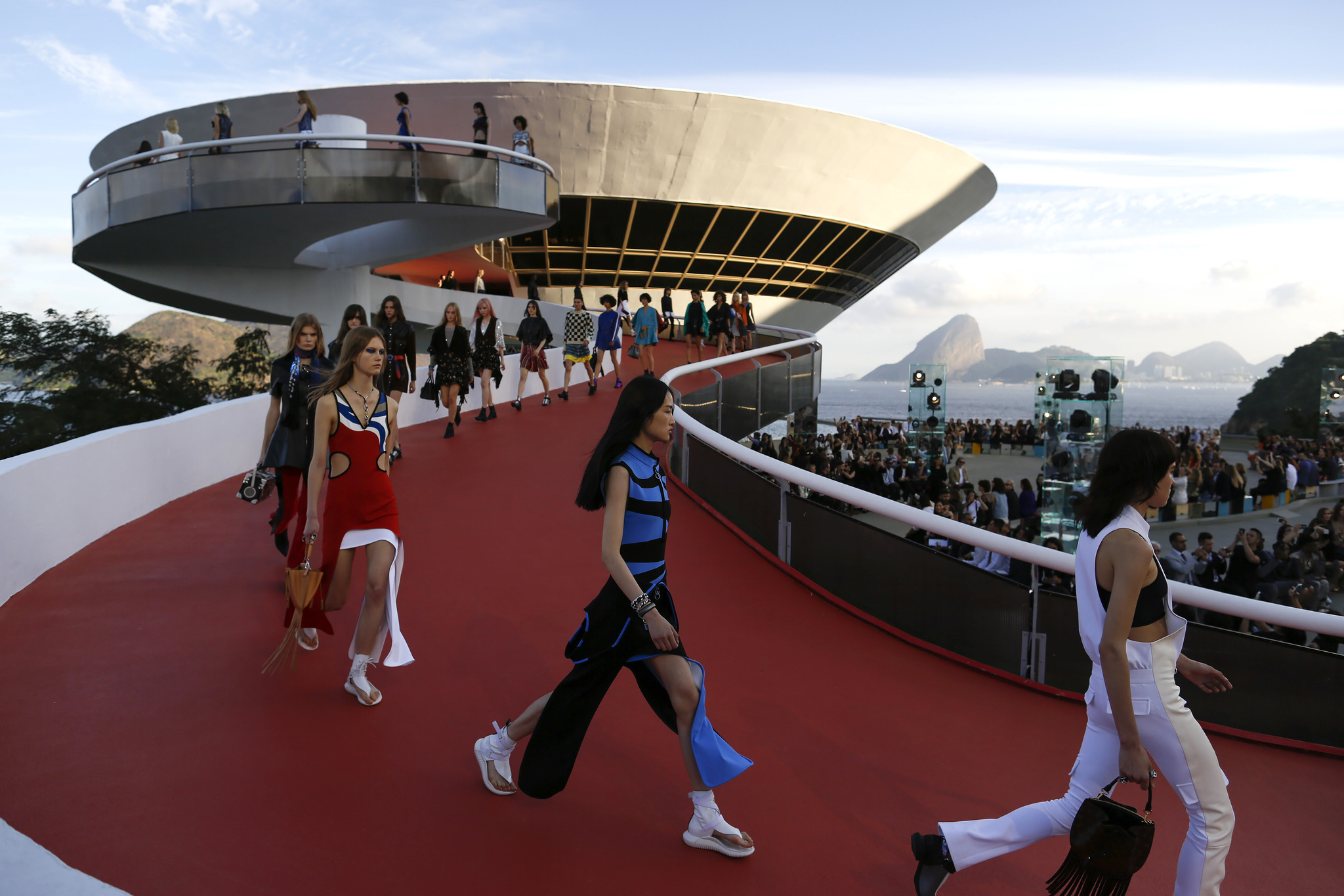El desfile de la coleccin Cruise 2017 de Louis Vuitton en Ro de...