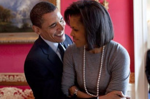 Michelle y Barack Obama, tan cariosos como siempre, en la Casa...