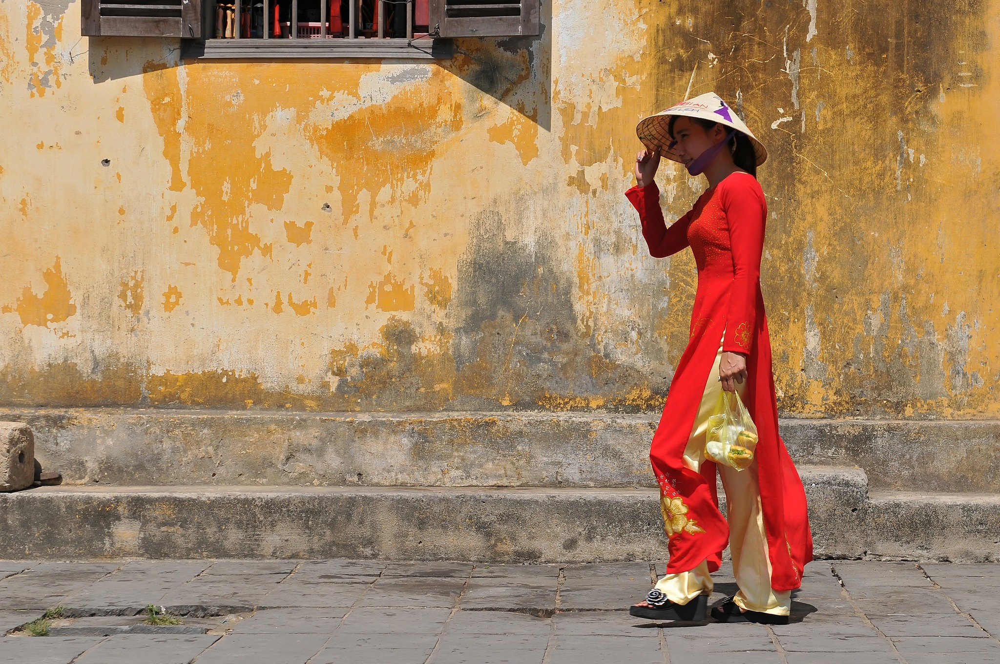 Mujer vietnamita ataviada con un traje local y el sobrero de los...