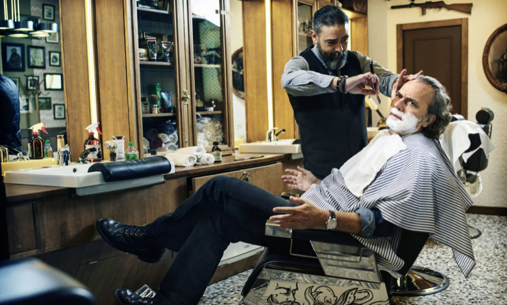 Coronado en las manos del barbero José Luis en la Barbería Compadre...