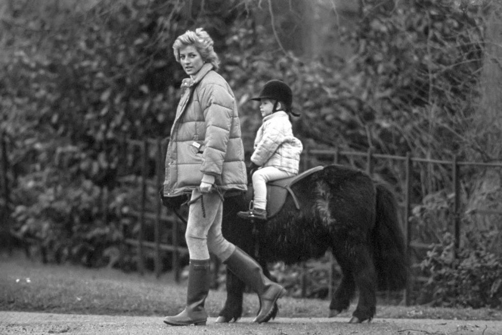 Junto al príncipe Harry el 1 de enero de 1988 con un puffa,...